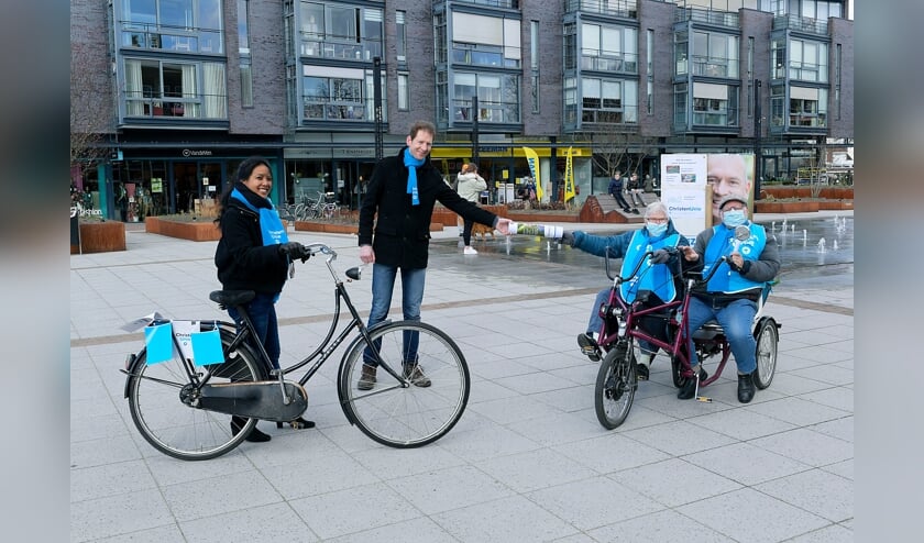 <p>• Mirjam Kollenstaart en Gerard Kemkes geven namens ChristenUnie Molenlanden de koker met het lokale, duurzame initiatief over aan de groep van ChristenUnie Alblasserdam.</p>