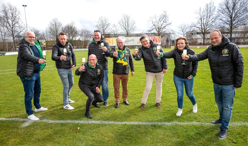 <p>• Het bestuur van vv Brederodes heft het glas. </p>