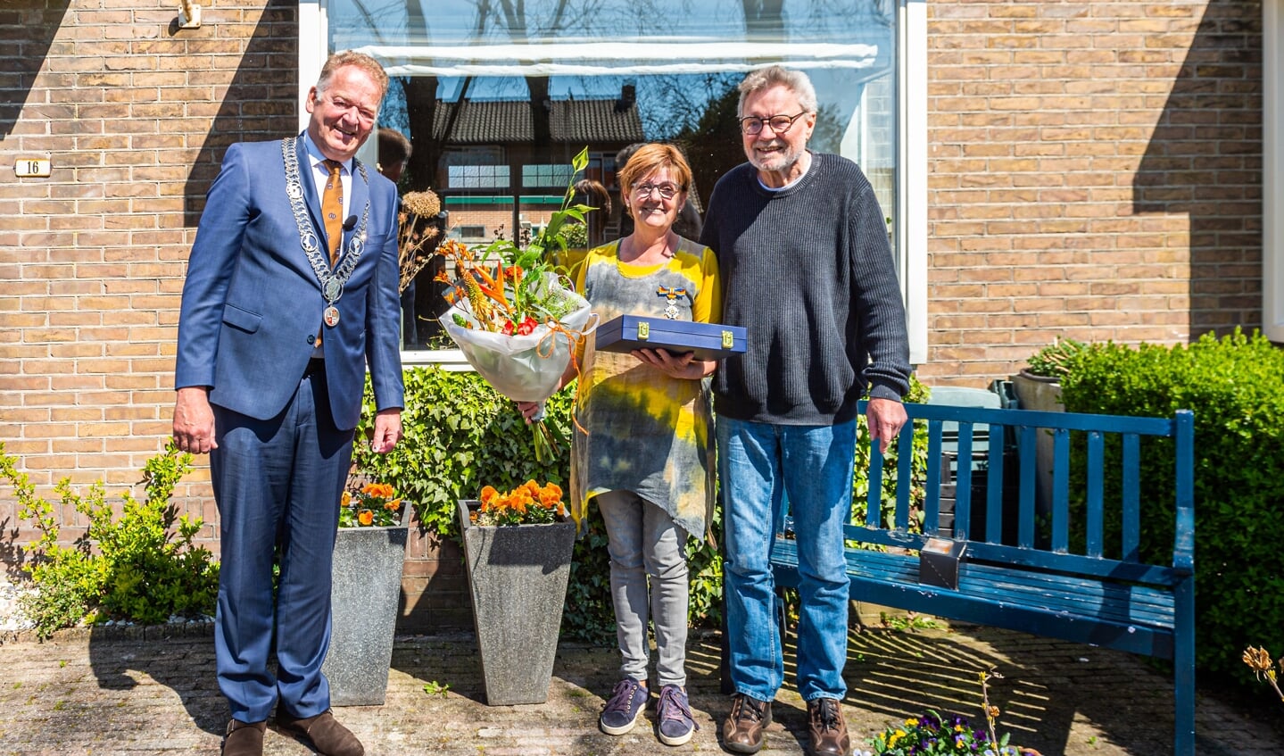 De heer en mevrouw Ooms uit Lekkerkerk met burgemeester Roel Cazemier.