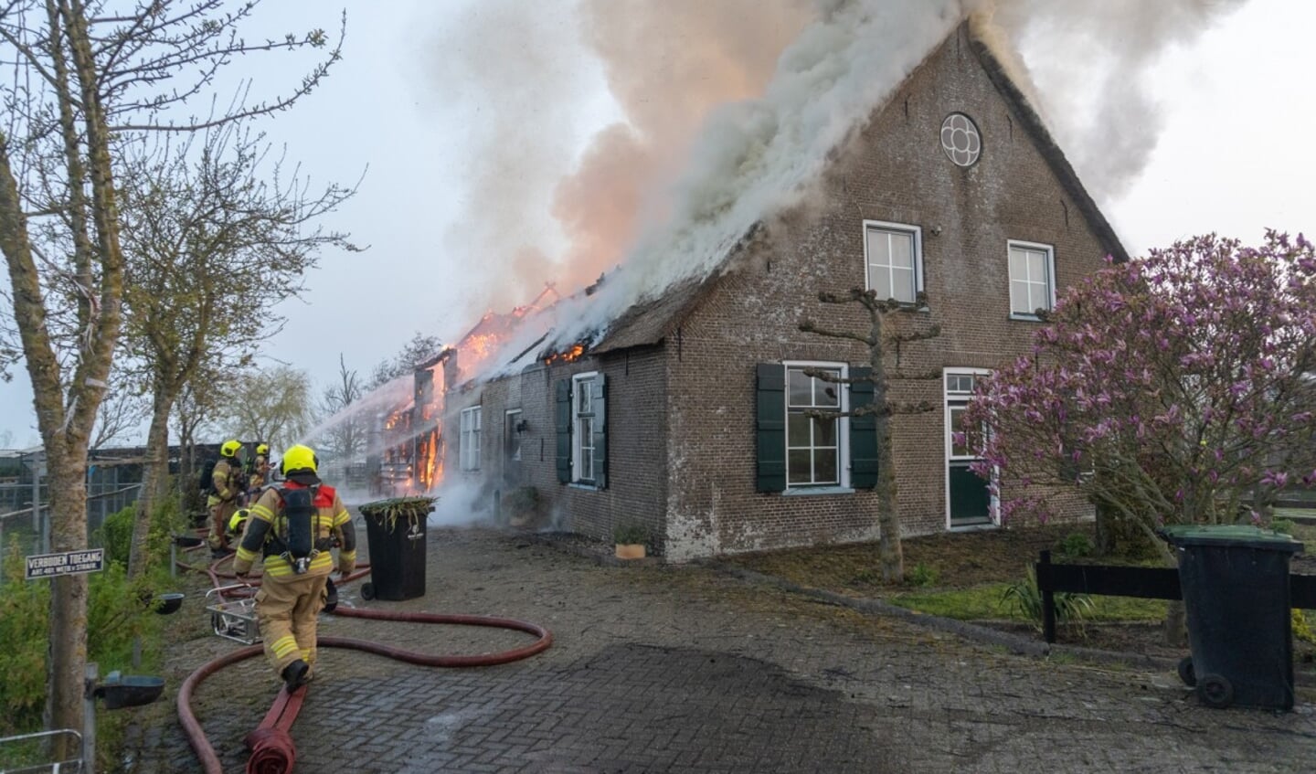 • Grote uitslaande brand aan de Brandwijksedijk in Brandwijk.