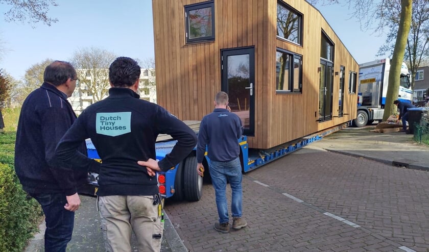 <p>• De transporteur moest hier en daar manoeuvreren om het huisje op zijn plek te krijgen.</p>