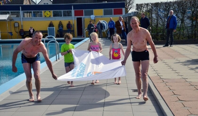<p>Jan en Arnold de Beus met Duuk, Dieuwertje en Olivia openen het jubileumjaar van het Knopenbad. Foto: Paul van den Dungen</p>