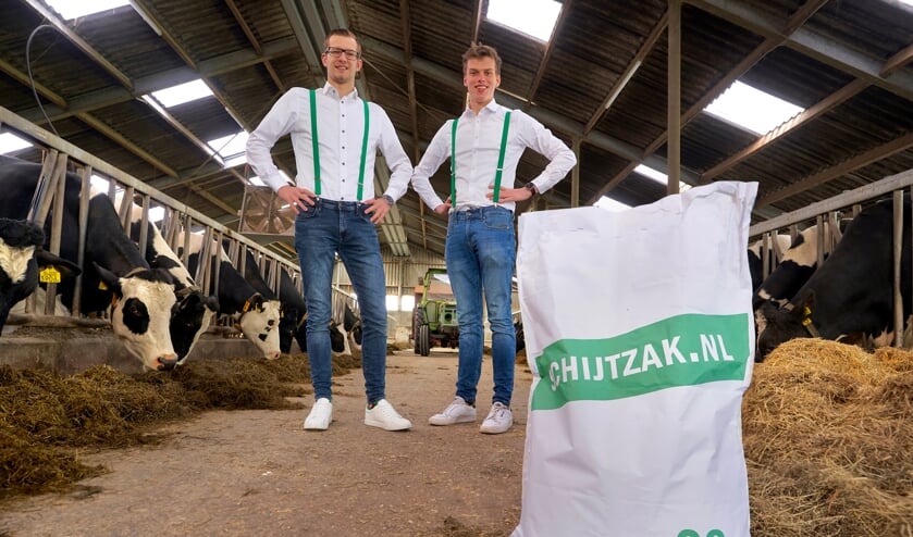 <p>• Ard-Jan (l) en Benjamin met de eerste Schijtzak.</p>