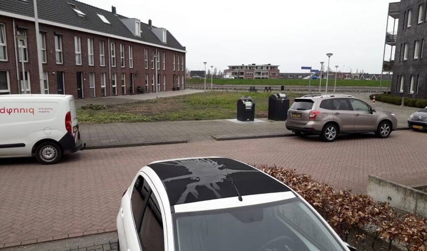 • Op het dak van de cabrio is een chemische substantie gegooid.
