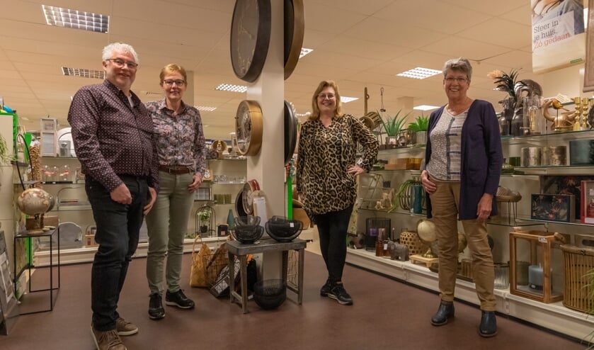 <p>Herman en Rijna Kortlever samen met hun personeelsleden Liesbeth van Tilburg en Hillie van Breugel.</p>