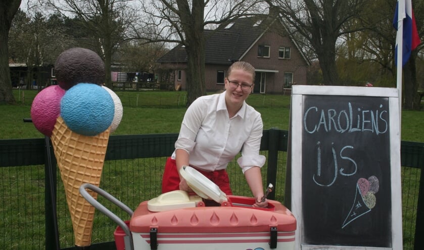<p>Carolien van der Leeden is dolgelukkig met haar ijskar.</p>