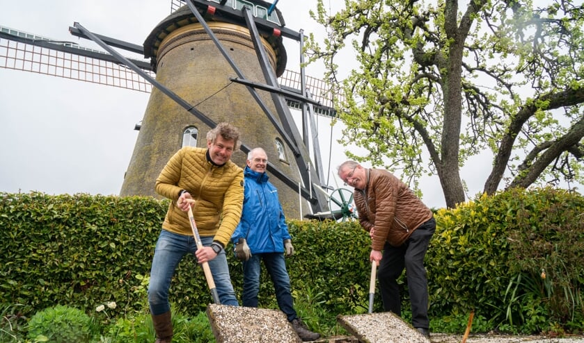 <p>• Roelf Polman (links) en Cees van der Vlist halen de eerste tegels eruit.</p>