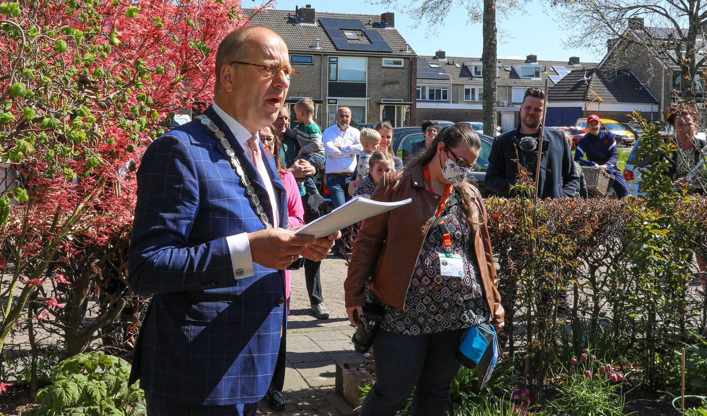 • Burgemeester Theo Segers tijdens de uitreiking van de lintjes in Giessenburg.
