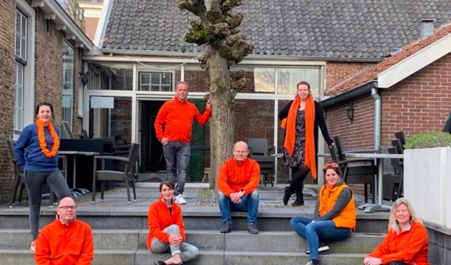 Het Oranje Comité Linschoten: v.l.n.r.: Marieke, Richard, Juliette, Ronald, André, Anna, Suzanne en Bianca.