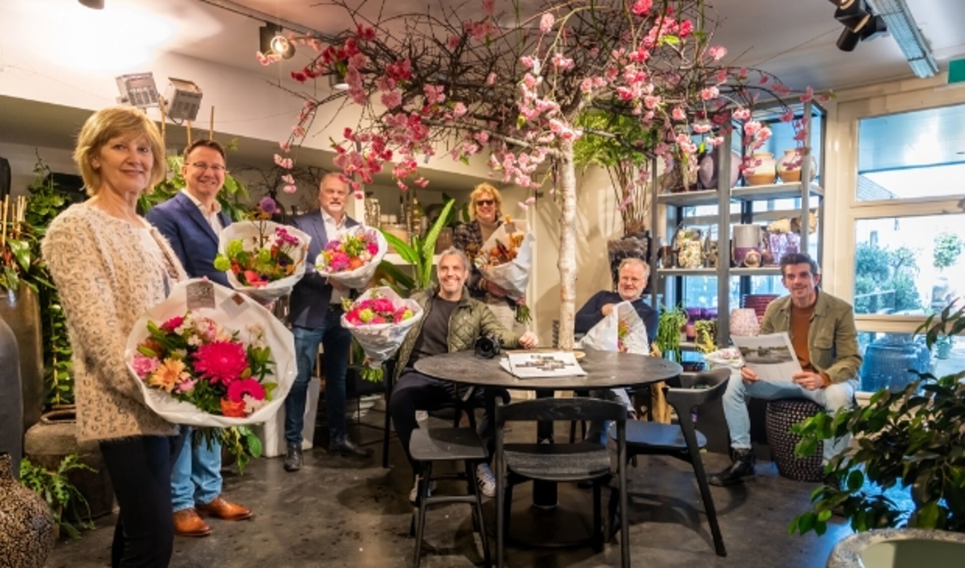 Gelet op het thema verzamelde de juryleden zich voor de juryfoto bij Baars Bloembinders; bij de lente horen bloemen.