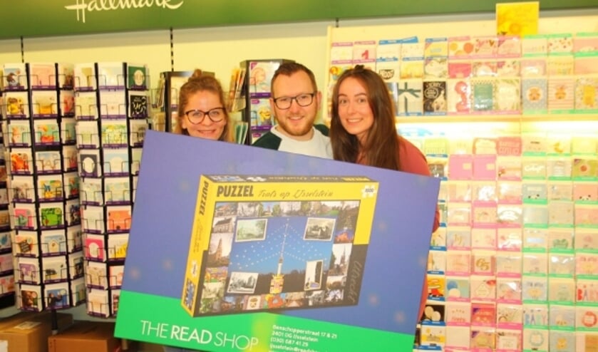 <p>Team The Readshop - met Stephan Mulder in het midden - is er klaar voor: de tweede IJsselsteinse puzzel. Uniek en lekker moeilijk; voor uren puzzelplezier. </p>
