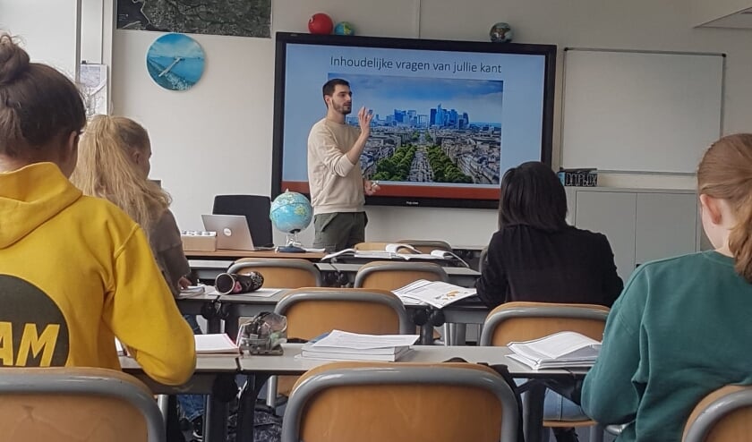 <p>• Francesco Mores verzorgt een examentraining aardrijkskunde aan vwo 6.</p>