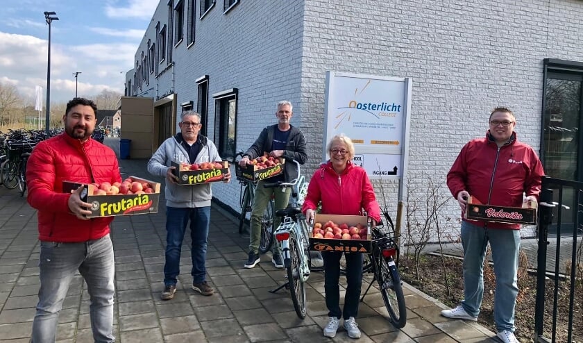 <p>• Joop van Montfoort, Kemal Koyuncu en Marianne Wittebol van de PvdA Vijfheerenlanden, samen met de conciërge en leraar van het Oosterlicht.</p>