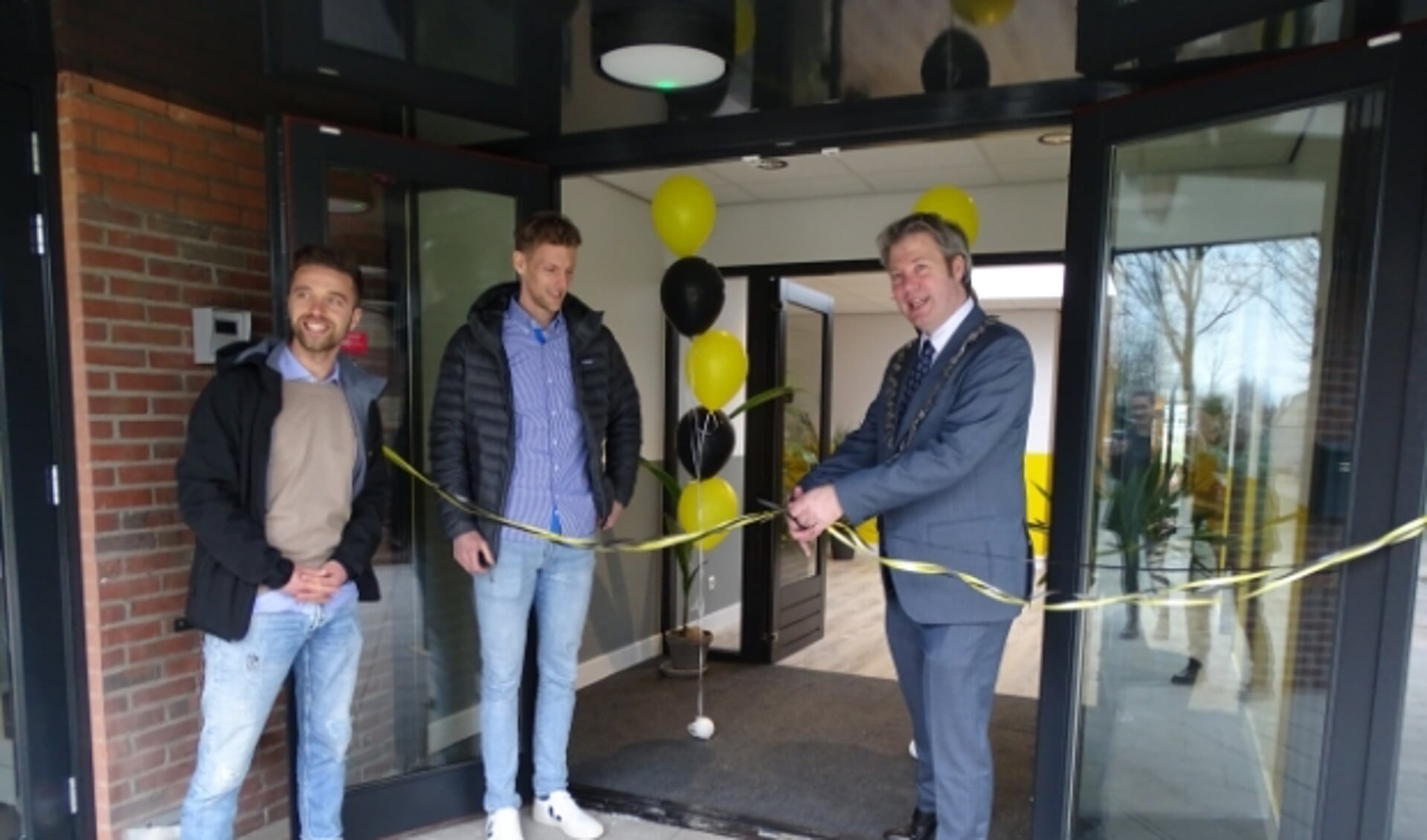 Burgemeester Danny de Vries opende vrijdag 2 april officieel het nieuwe pand van de YellowBellies. Danny Muijs en Mark van Bentum kijken toe.