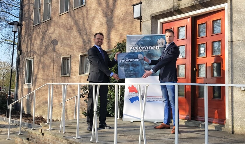 <p>• De overhandiging aan burgemeester Laurens de Graaf.</p>