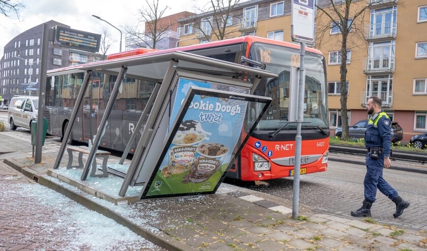 • Het kapotgereden bushokje aan de Van Eesterensingel.