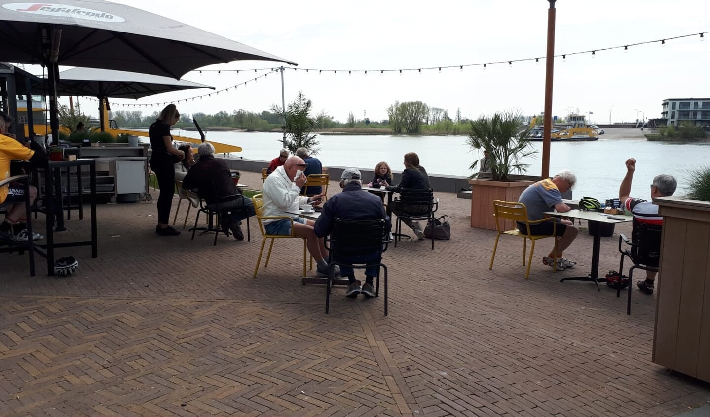 • Het terras van restaurant Rivero in Schoonhoven.