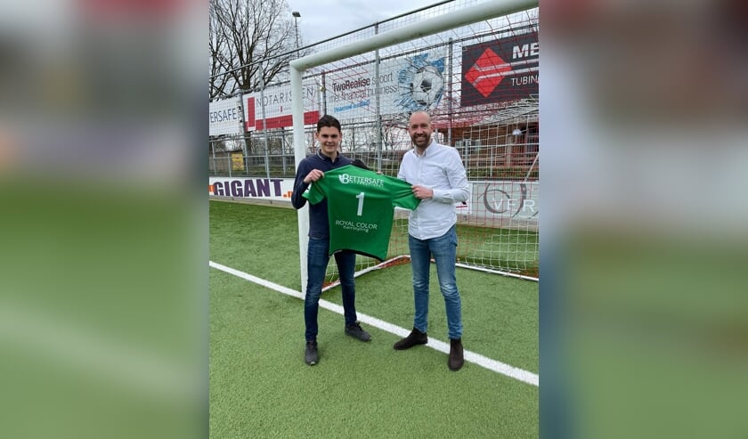 • TC-lid Joost Verberk (r) heet Ronald Vlot welkom op Molenvliet.