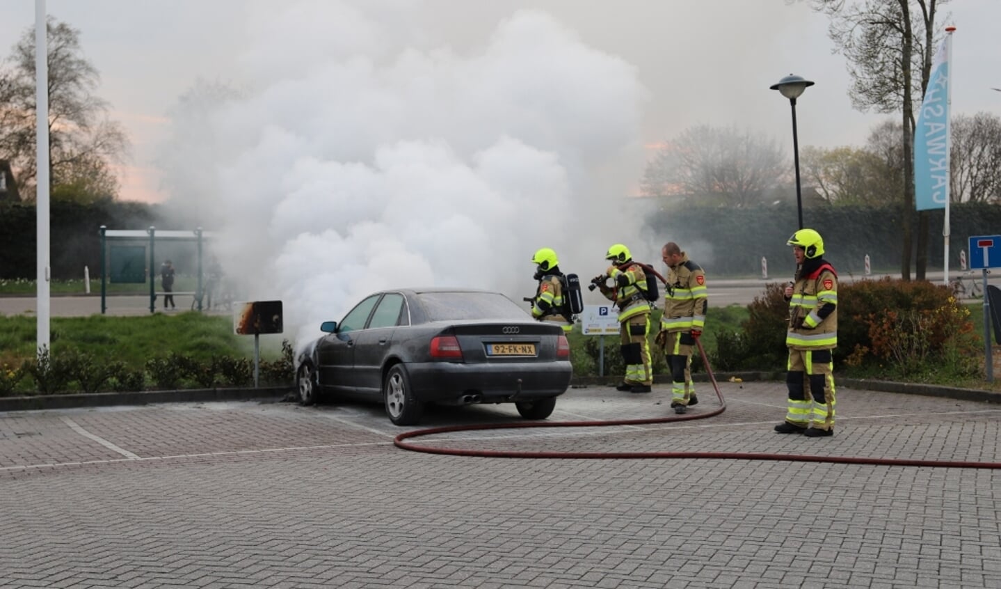 Auto vliegt in brand op terrein van tankstation