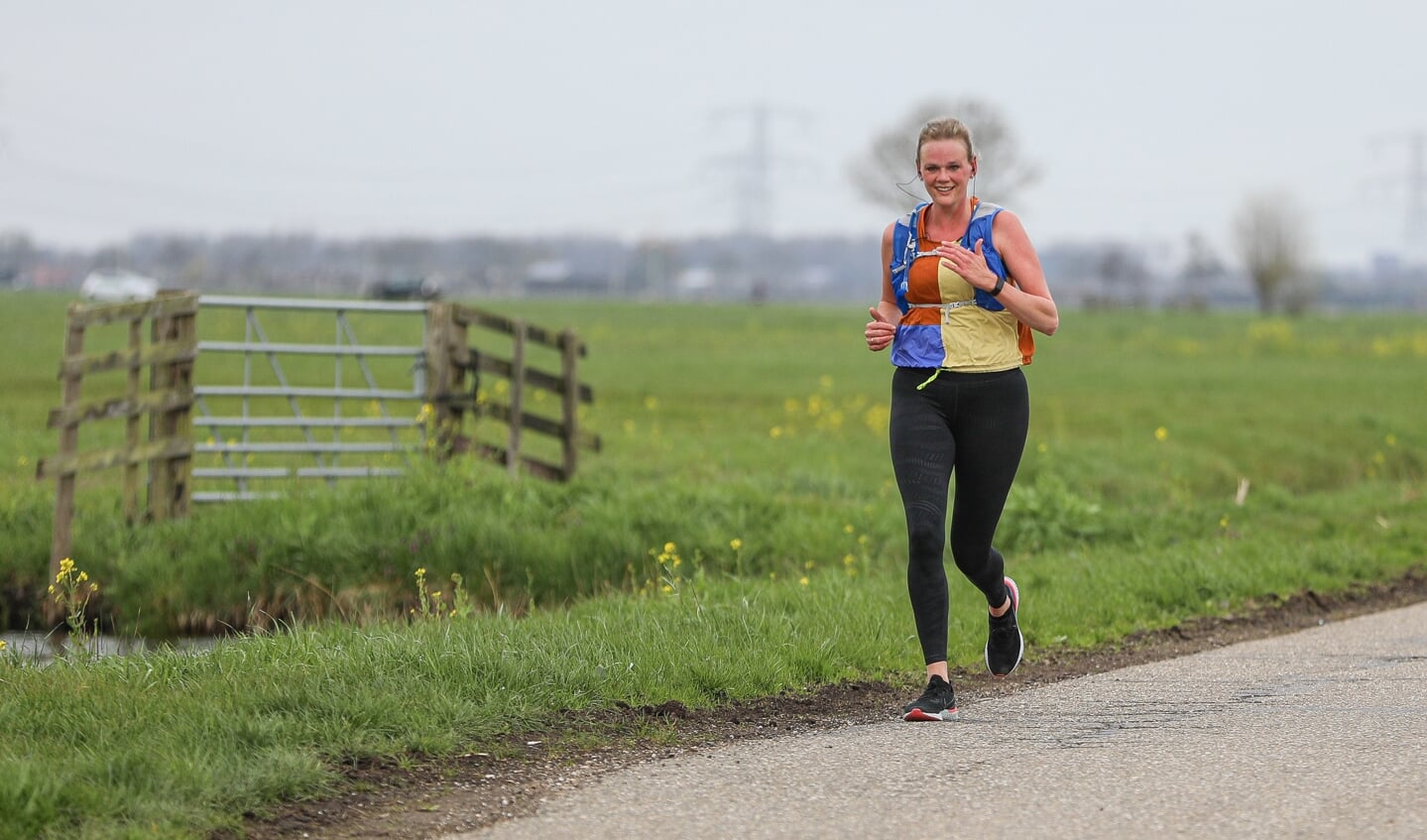• Rianne Spoor bezig aan haar marathon.