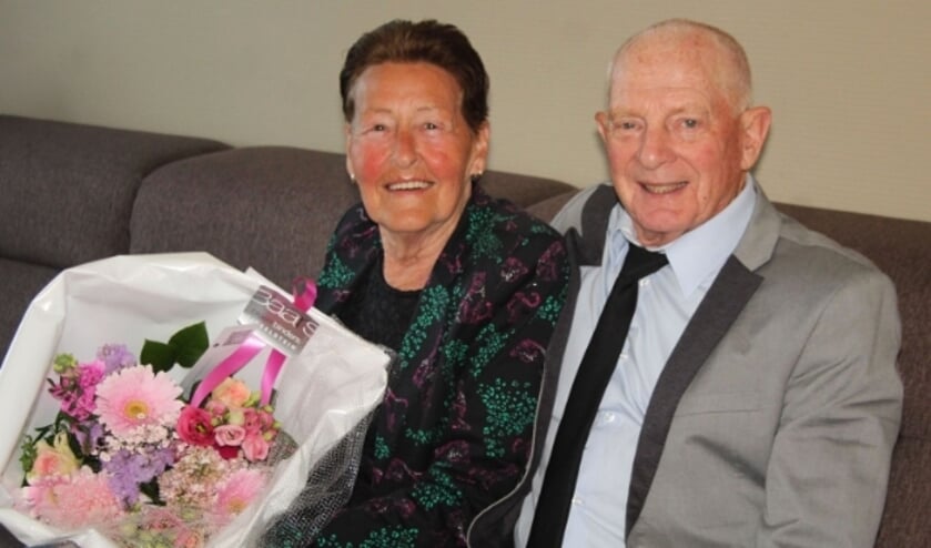 <p>Thea en Nico Vroone vieren hun gouden huwelijksjubileum in etappes met de (klein)kinderen. Van burgemeester Van Domburg ontvingen ze bloemen en een videoboodschap.</p>