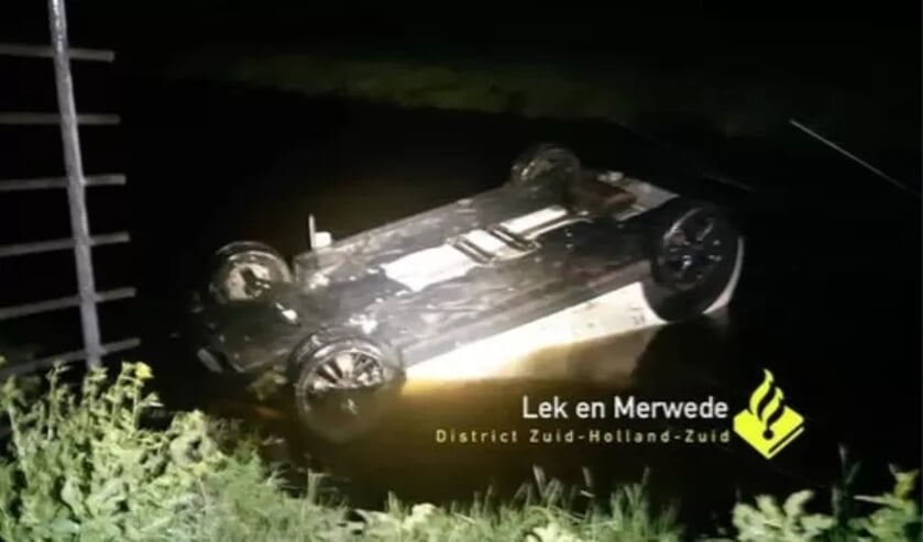<p>• De auto belandde ondersteboven in een sloot.</p>