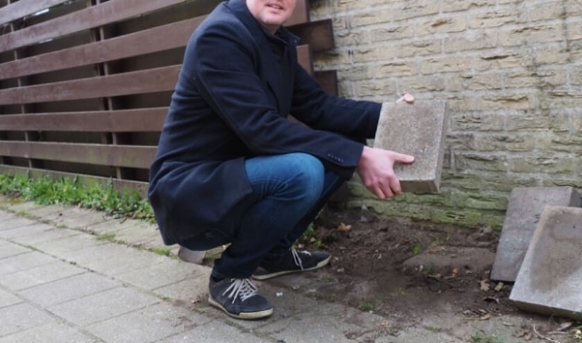 Wethouder Bas Lont doet mee aan het tegelwippen