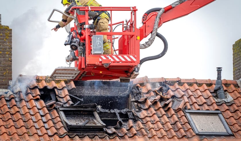 <p>• De brandweer in actie tijdens het nablussen.</p>