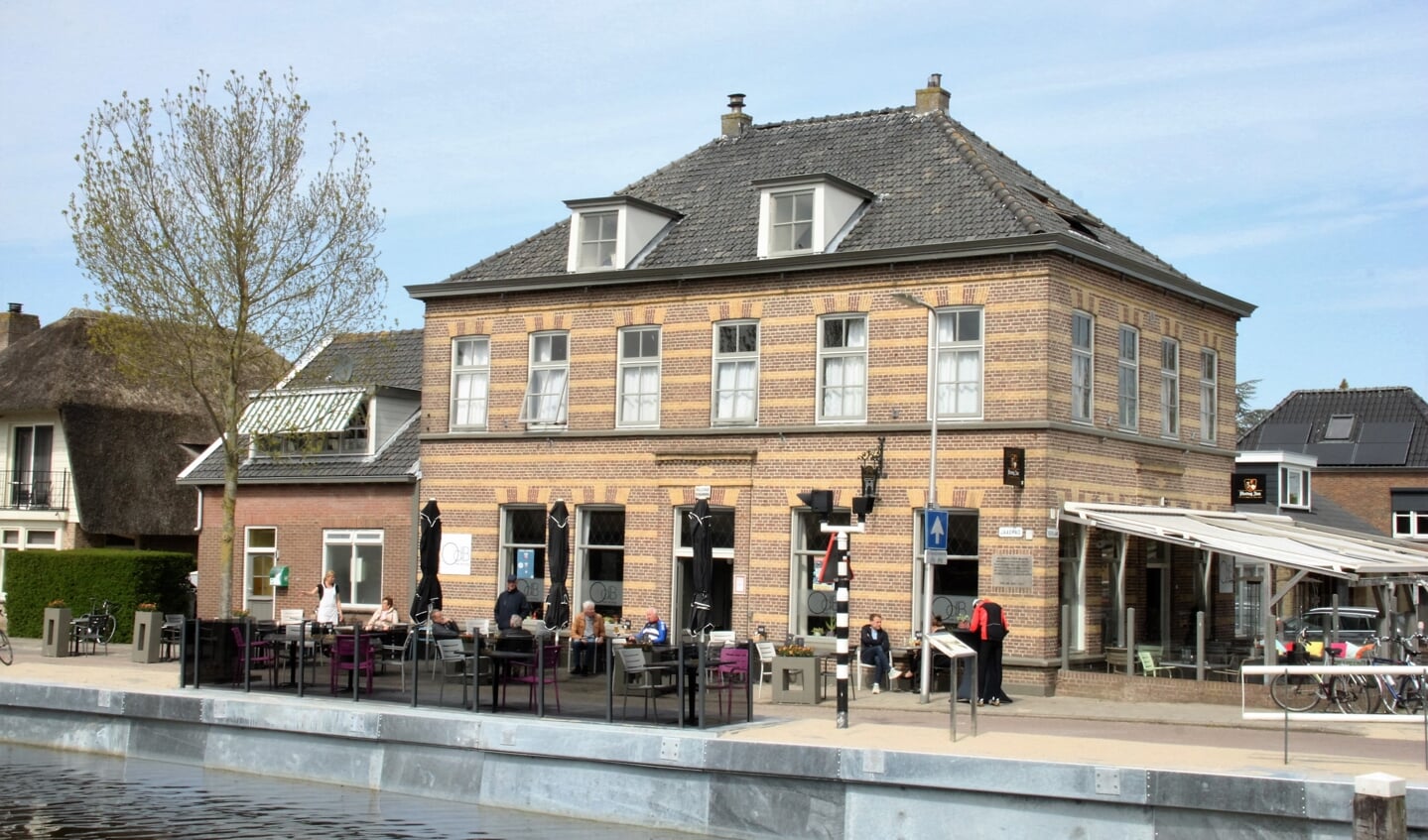 • Het terras van hotel/restaurant Over de Brug in Haastrecht.