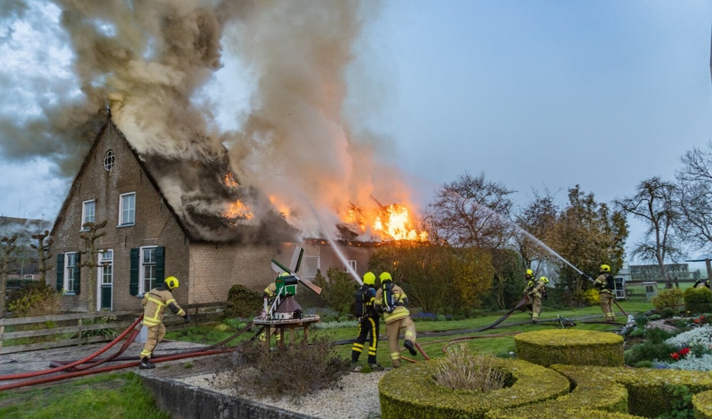 • Grote uitslaande brand aan de Brandwijksedijk in Brandwijk.