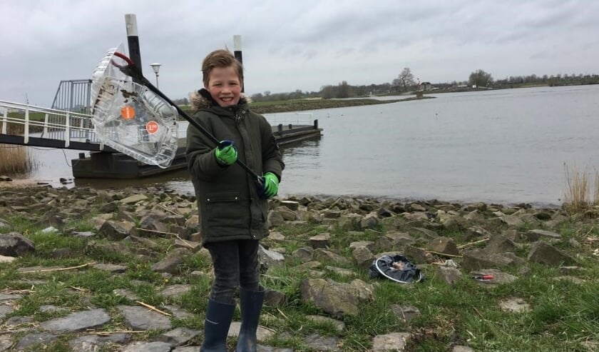<p>• Een jonge Waaljutter toont zijn vangst aan zwerfafval.</p>