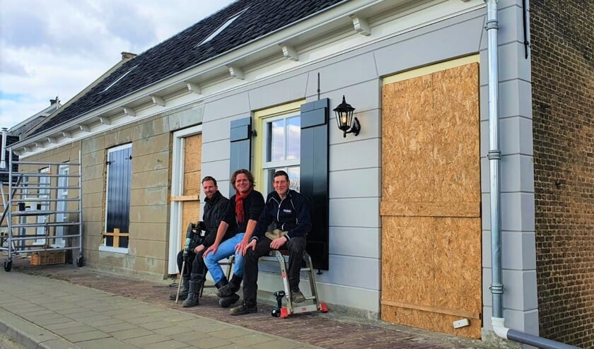 • Rienk, Andries en Peter (vlnr) bij hun huisjes.