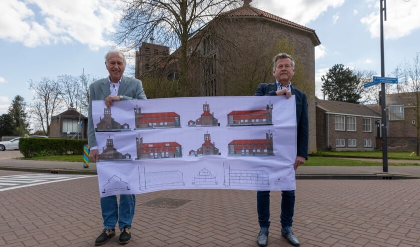<p>Jaap Smits en Henri van der Meijden met hun bouwplanen voor de kerk.</p>