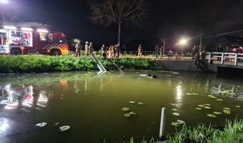 <p>• Duikers van de brandweer doorzoeken het water.</p>