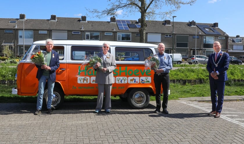 <p>• De drie Giessenburgse gedocoreerden in het bijzijn van burgemeester Theo Segers.</p>