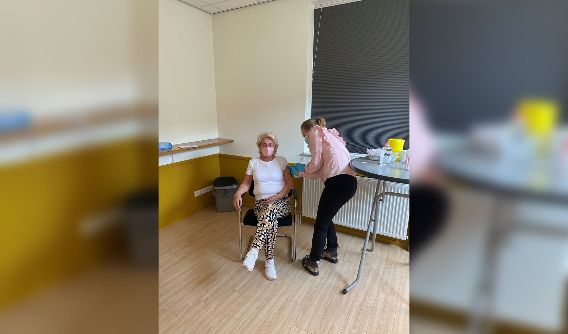 • Huisarts Elsbeth Roozemond- de Zeeuw vaccineert één van haar patiënten met het vaccin van AstraZeneca.