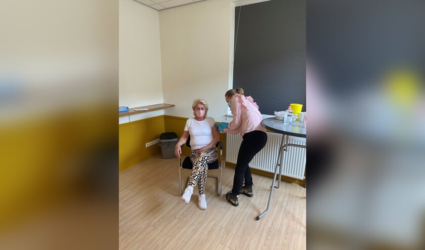 <p>• Huisarts Elsbeth Roozemond- de Zeeuw vaccineert één van haar patiënten met het vaccin van AstraZeneca.</p>