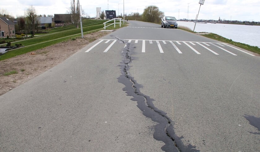 <p>• De Lekdijk vlak voor het dorp Nieuw-Lekkerland, waar enkele grote scheuren zichtbaar zijn.</p>