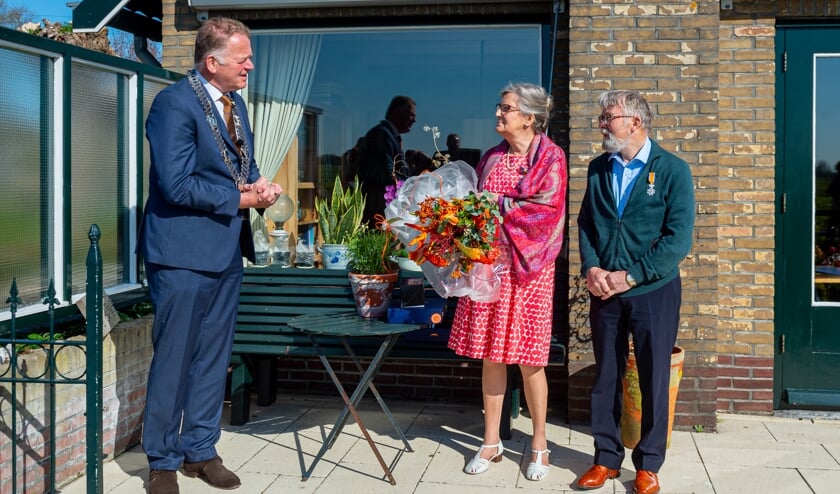 <p>• Burgemeester Roel Cazemier heeft maandagochtend twee koninklijke onderscheidingen uitgereikt aan het echtpaar Vonk uit Stolwijk. Zowel mevrouw Martje Vonk-Ham als haar echtgenoot Jan David Vonk ontvingen de onderscheidingen Lid in de Orde van Oranje-Nassau voor hun vele, decennia lange vrijwilligerswerk.</p>