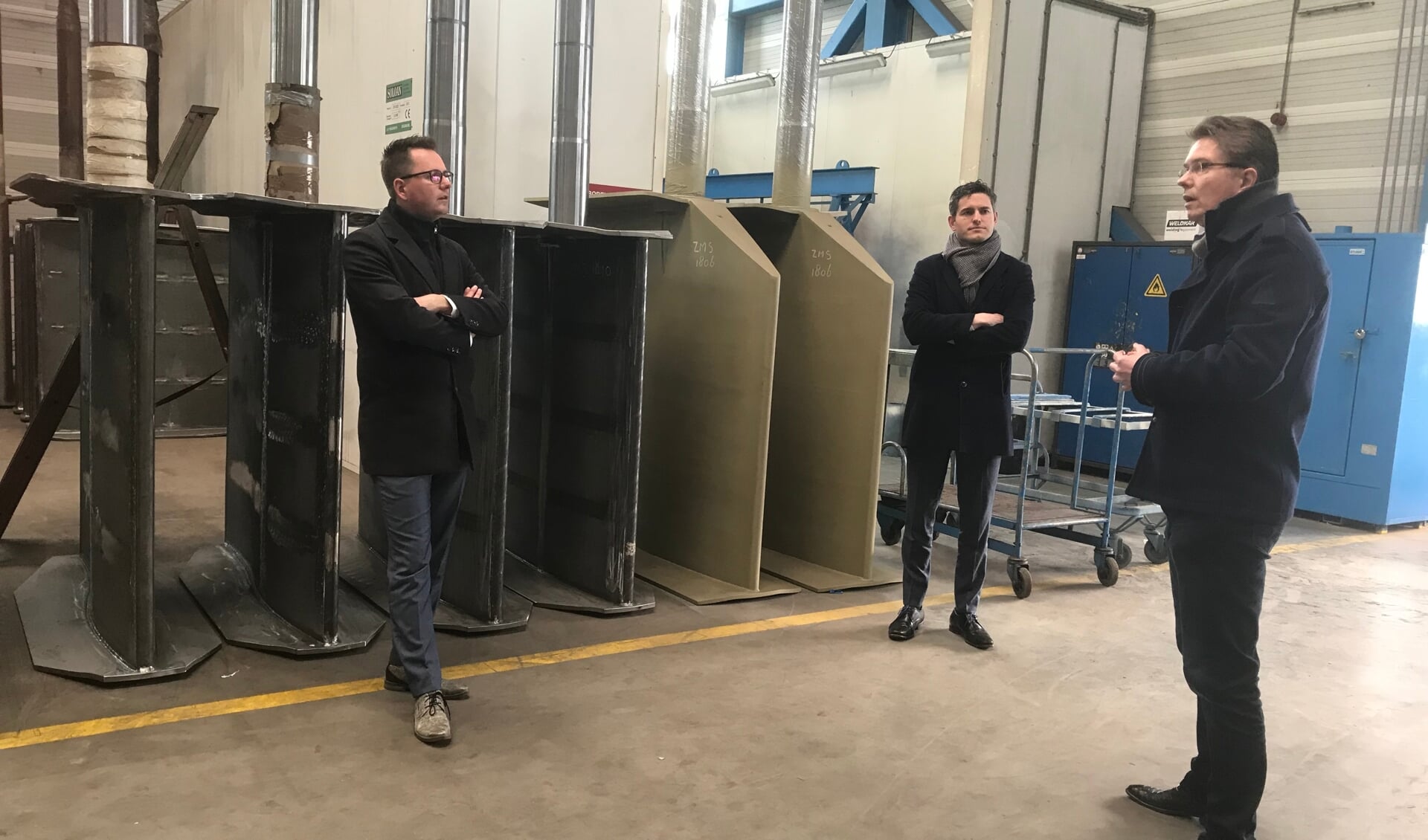 Matthijs van Oosten, Tom Berendsen en Marco de Waal met op de achtergrond de groene roeren van De Waal Machinefabriek.