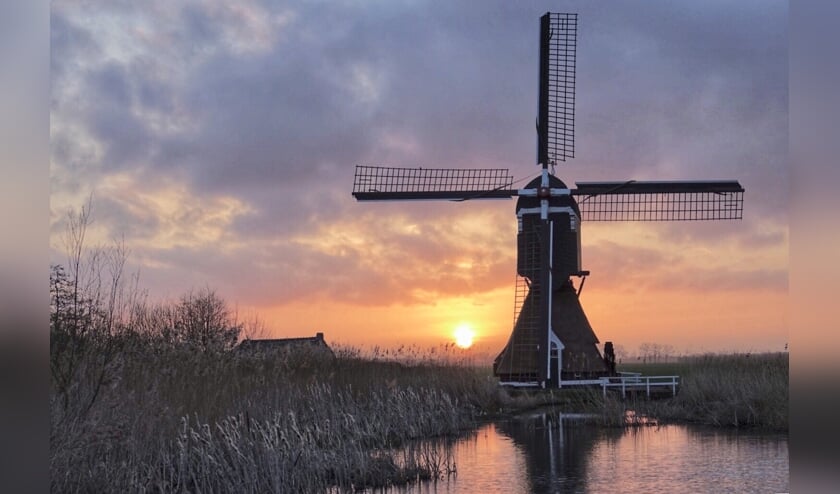 <p>• Zonsopkomst achter de molen van Hei-en Boeicop.</p>