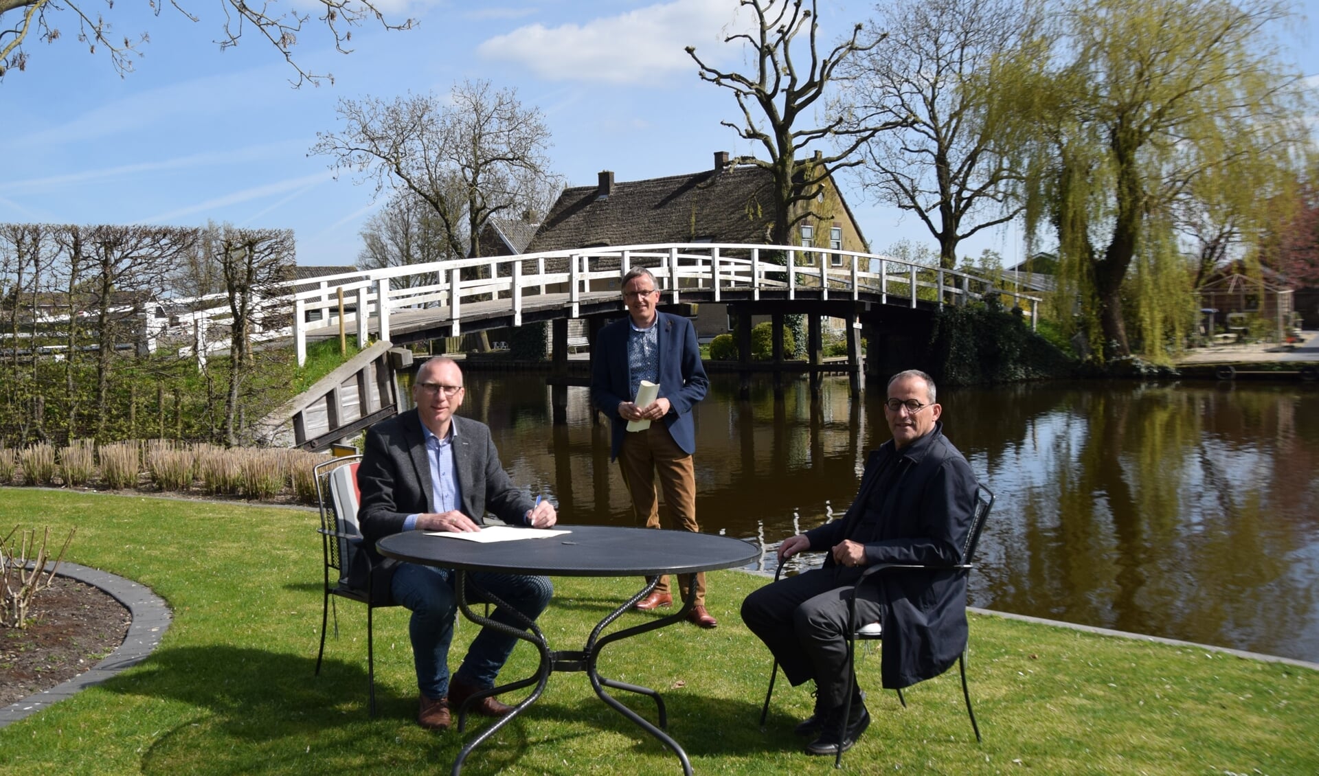 Vandaag werd het officieel: Wout de Jong is eigenaar van de Pinkeveerse brug in Giessenburg.
