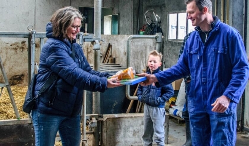 <p>Jeanette van Beek, winnares tweede prijs krijgt uit handen van Koos van der Wind een boek en een kilo kaas. </p>