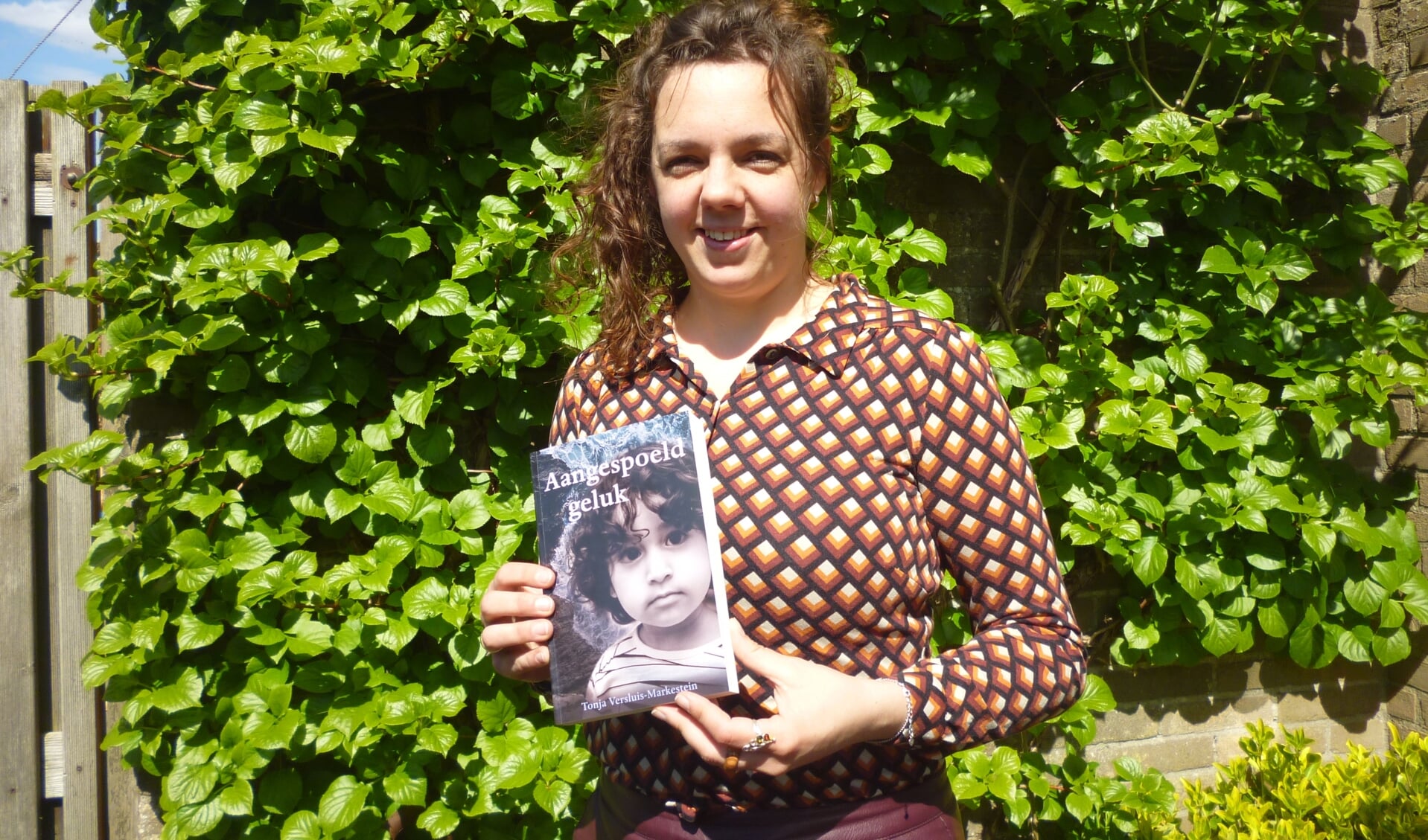 • Tonja Versluis met haar debuutroman Aangespoeld geluk.