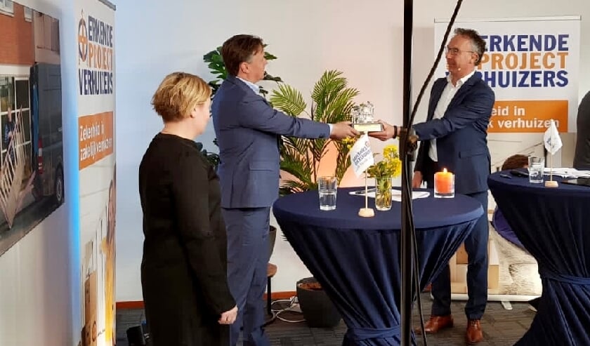 <p>• Wouter Hijzen neemt de prijs in ontvangst.</p>