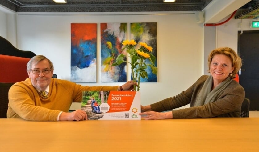 <p>Burgemeester Petra van Hartskamp koopt de eerste loten van Andries Siderius voorzitter van De Zonnebloem Montfoort-Linschoten. Foto: Paul van den Dungen</p>