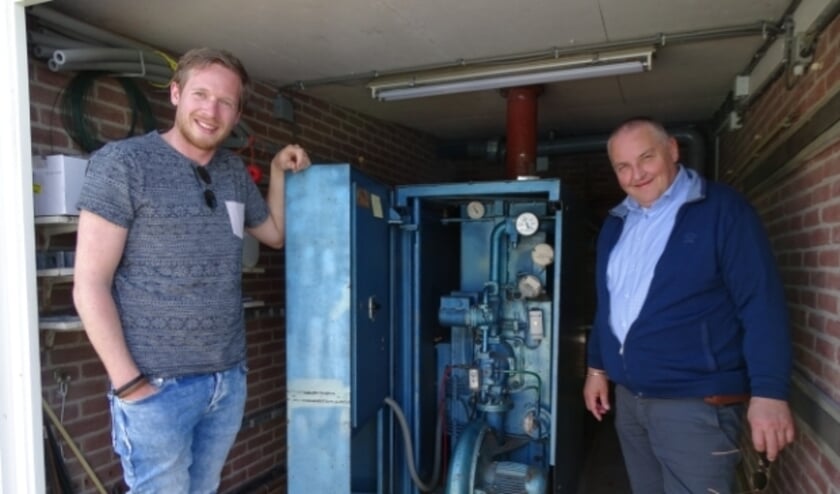 <p>De oude pomp in het zwembad van OnsStatenbad is niet kapot te krijgen. Links bad manager Bas van Zuilen en rechts bestuurslid Fred van Schaik</p>