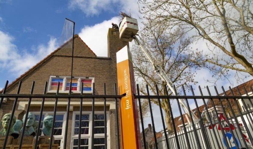 <p>Deskundig bouwde Piet van Andel van Ooievaarsopvang Herwijnen vorige week zaterdag het derde IJsselsteinse ooievaarsnest: op de schoorsteen van MIJ.</p>