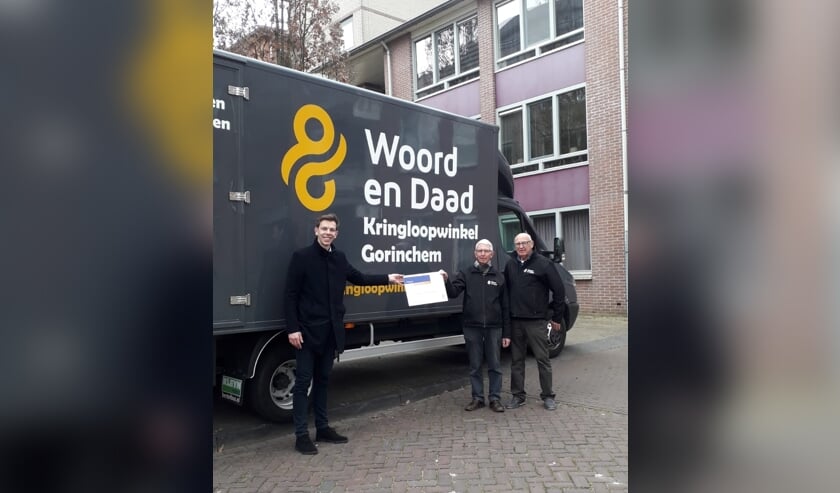 Overhandiging van de cheque van Rabobank aan de chauffeurs