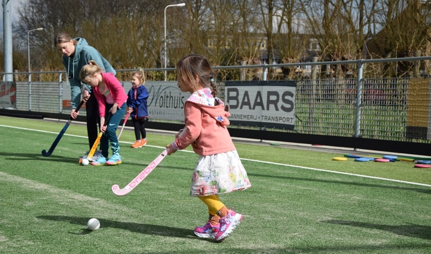 <p>• Lekker in de buitenlucht bewegen en stiekem ook nog wat aandacht besteden aan hockeytechnieken.</p>